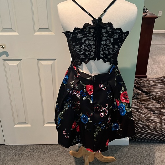 Gorgeous floral satin and lace homecoming dress - Picture 3 of 4